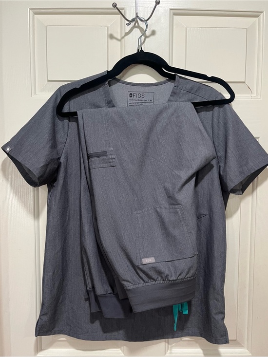 Figs Tops - FIGS Graphite Gray Scrub Top & Zamora Joggers in size MEDIUM